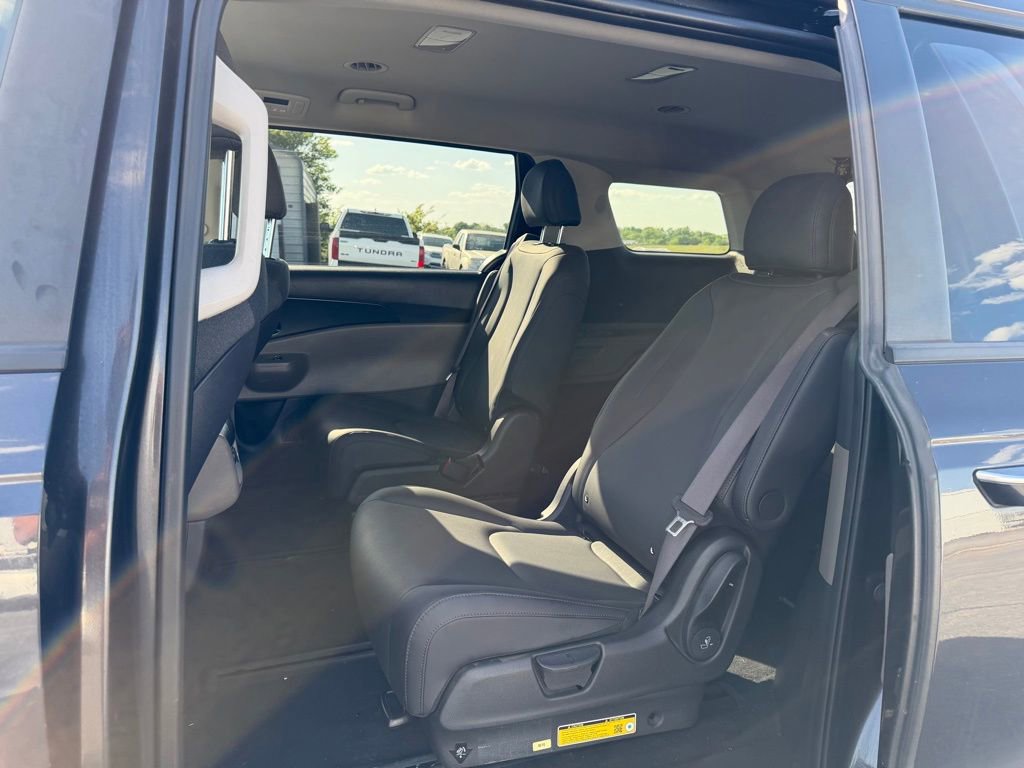 Used 2025 Kia Carnival LX FWD image 15