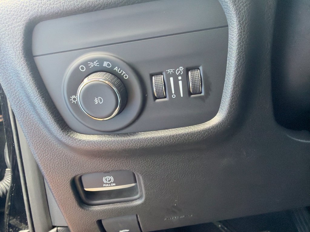 Used 2023 Jeep Grand Cherokee Limited RWD image 19