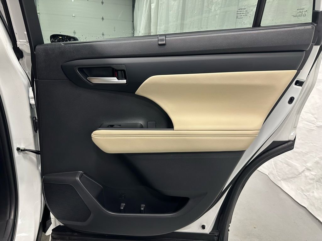 Used 2025 Toyota Highlander XLE image 52