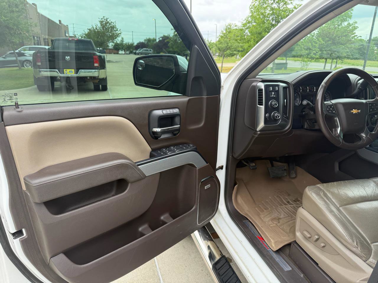Used 2014 Chevrolet Silverado 1500 LTZ Z71 w/ LTZ Plus Package AWD/4WD image 8