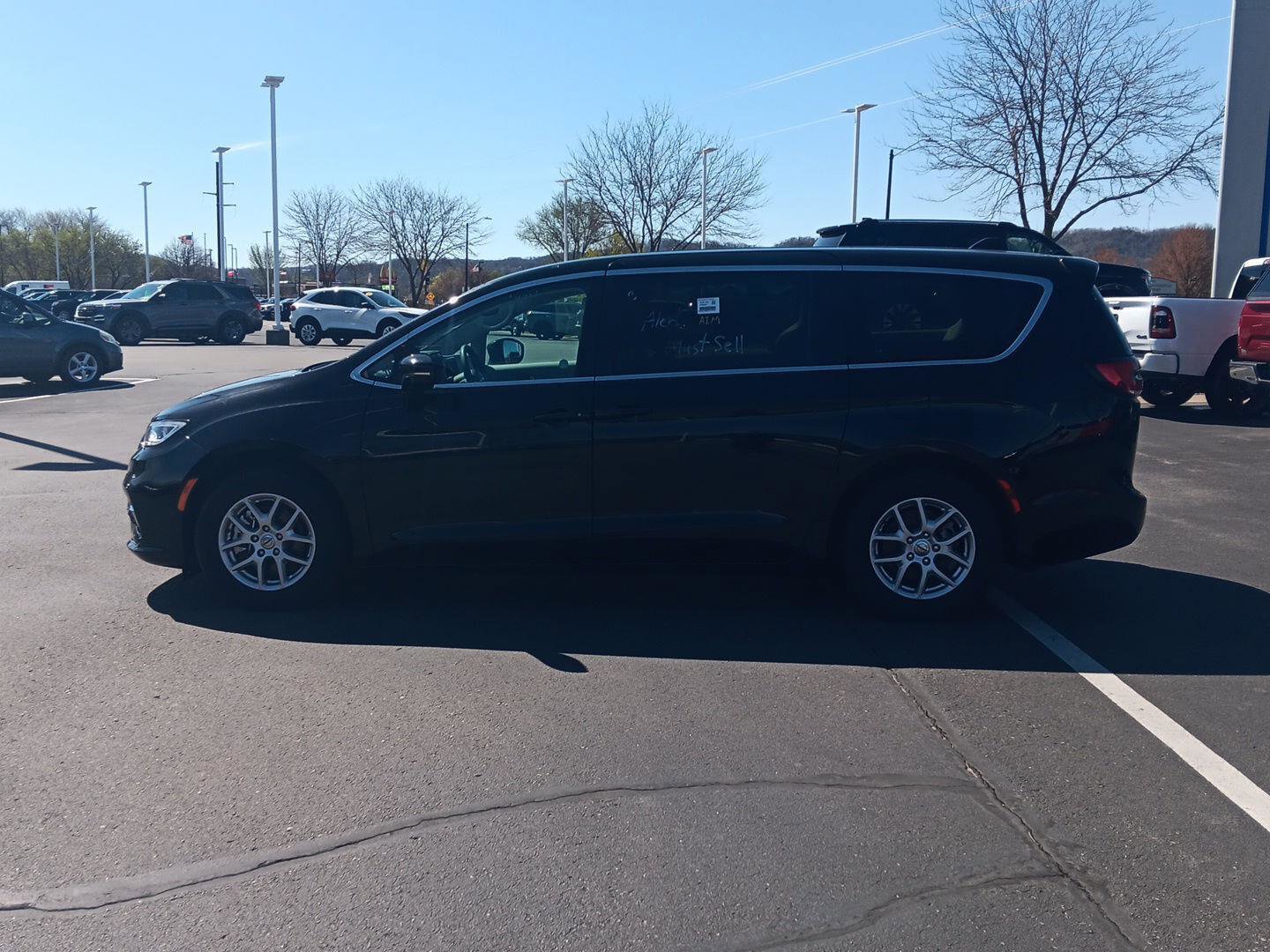 Used 2024 Chrysler Pacifica Touring-L FWD image 8