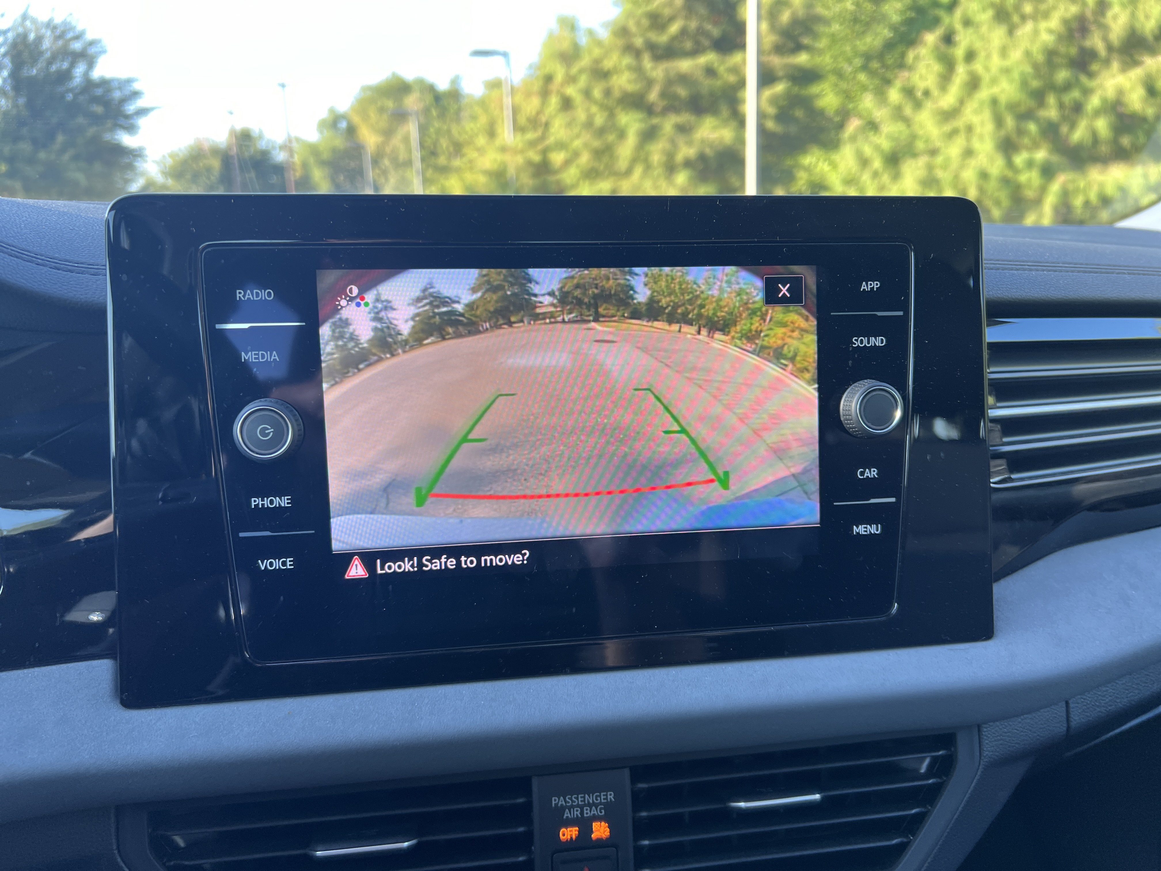 Certified 2025 Volkswagen Jetta SE w/ Sunroof Package FWD image 21
