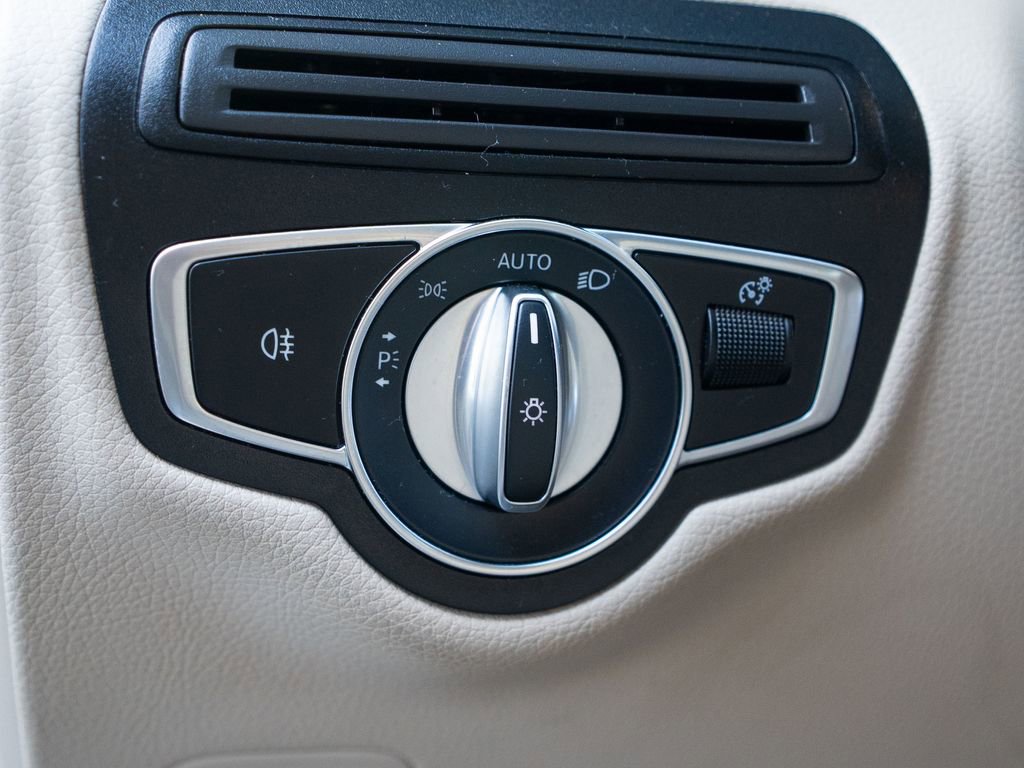 Used 2021 Mercedes-Benz GLC 300 4MATIC w/ Premium Package image 24