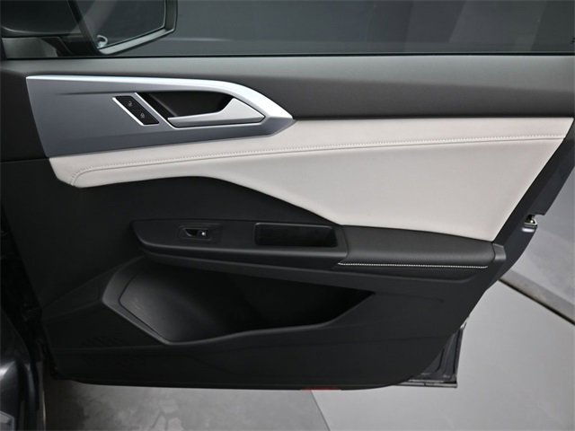 Certified 2025 Volkswagen Taos SE image 33