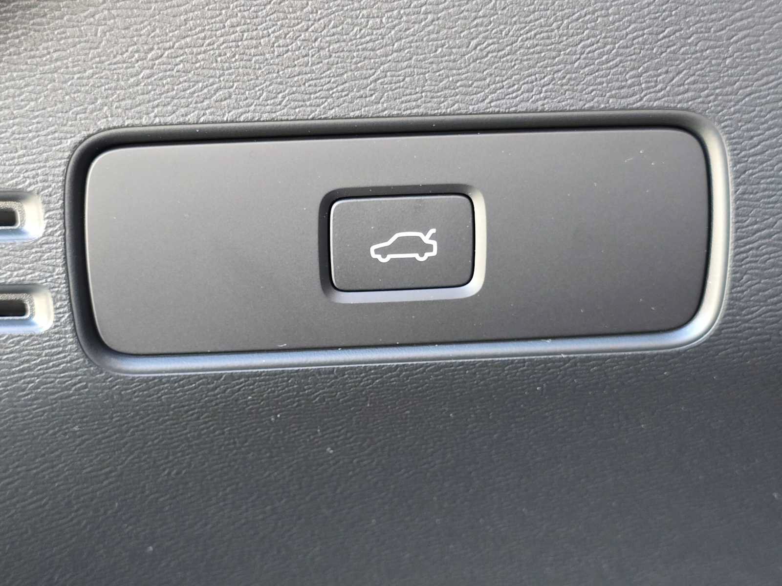 Certified 2023 Volvo XC40 Recharge Ultimate AWD/4WD image 31