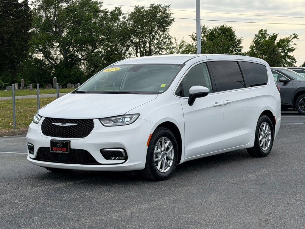 Used 2023 Chrysler Pacifica Touring-L FWD image 9