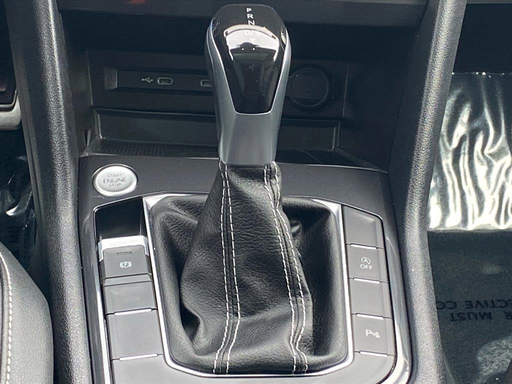 Certified 2022 Volkswagen Tiguan SE R-Line image 11