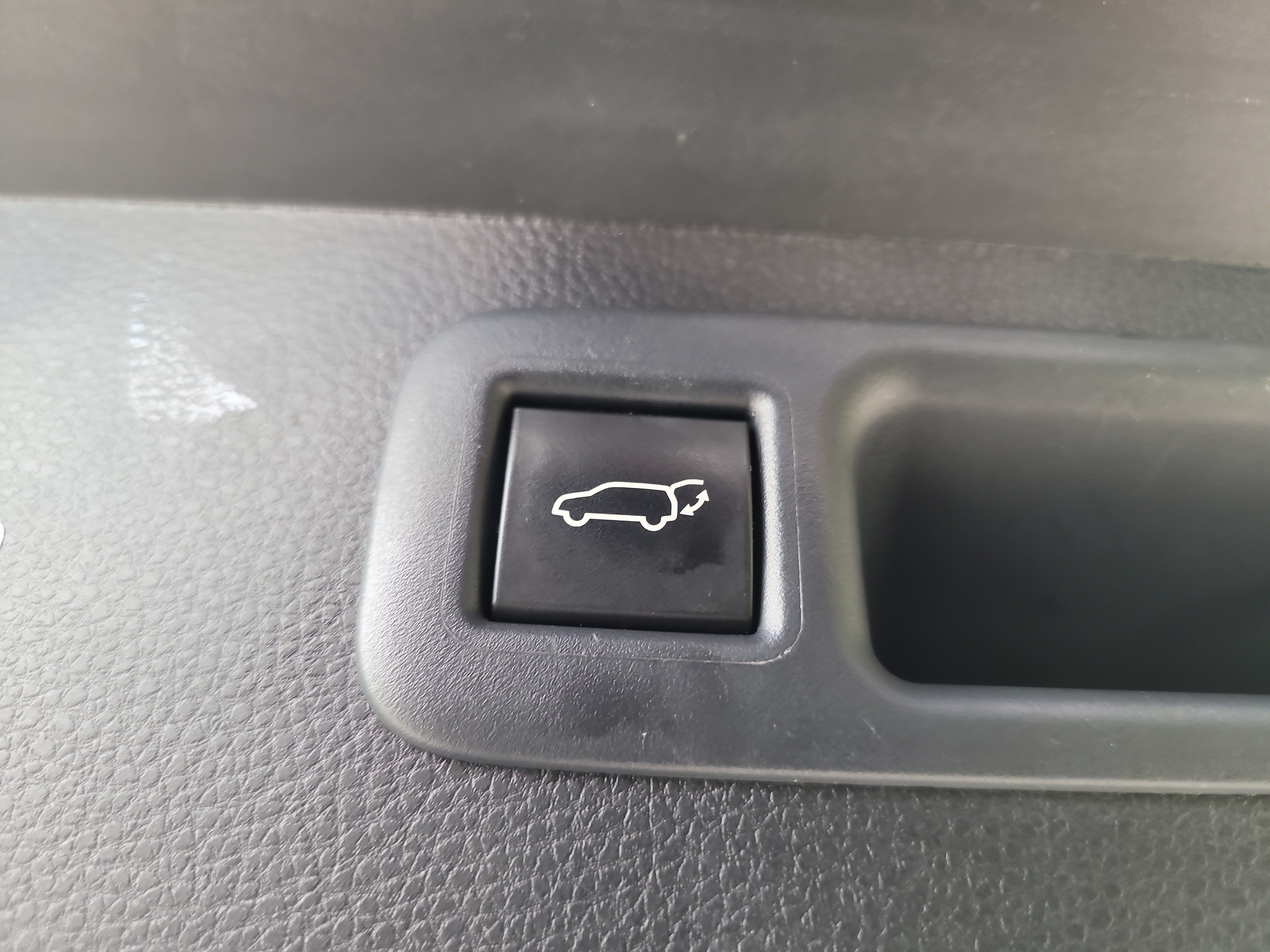 Used 2025 Toyota Highlander LE FWD image 12