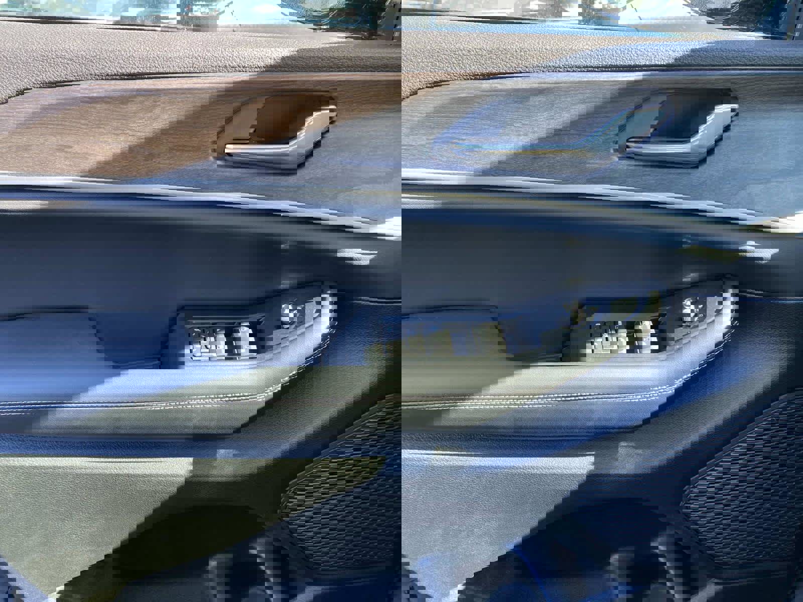 New 2026 Jeep Grand Cherokee Altitude image 17