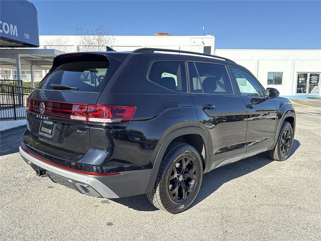 Used 2025 Volkswagen Atlas Peak Edition SE image 3