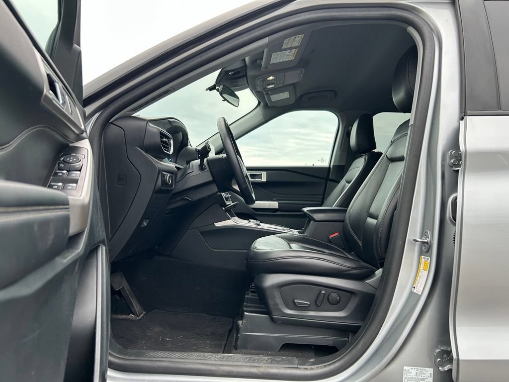 Used 2024 Ford Explorer XLT w/ Equipment Group 202A AWD/4WD image 9