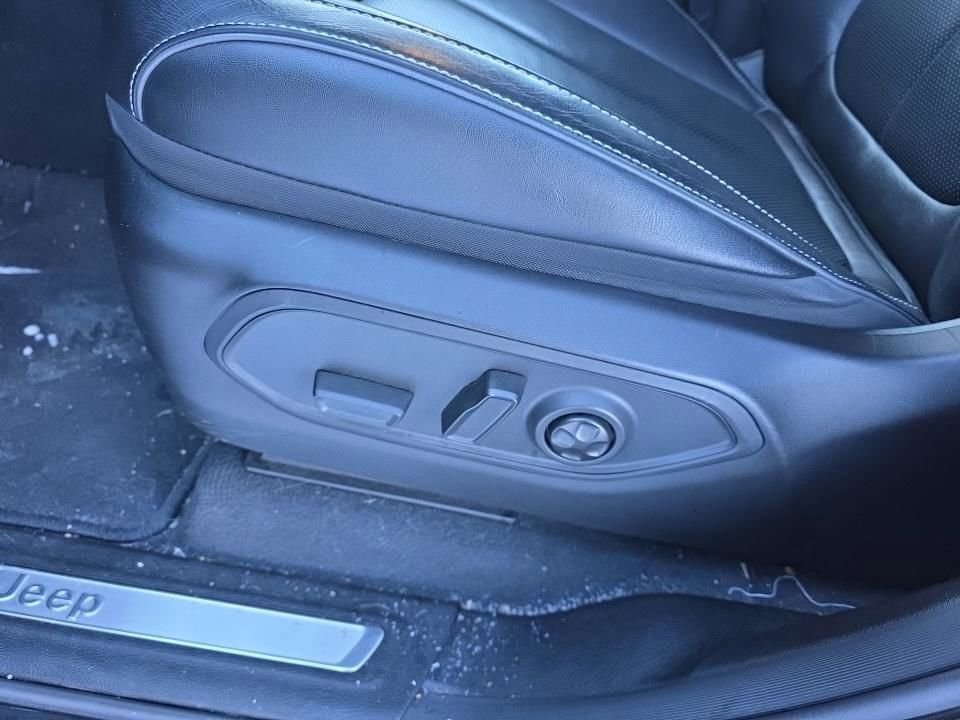 Used 2022 Jeep Grand Cherokee Overland image 12