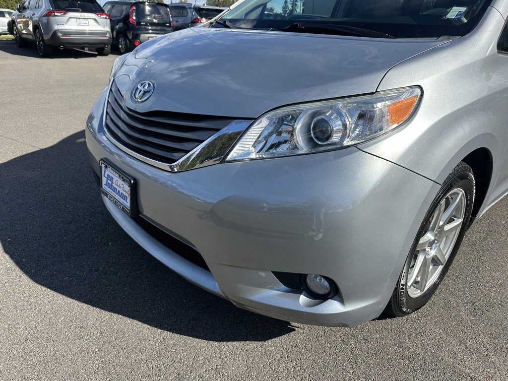 Used 2014 Toyota Sienna XLE image 3