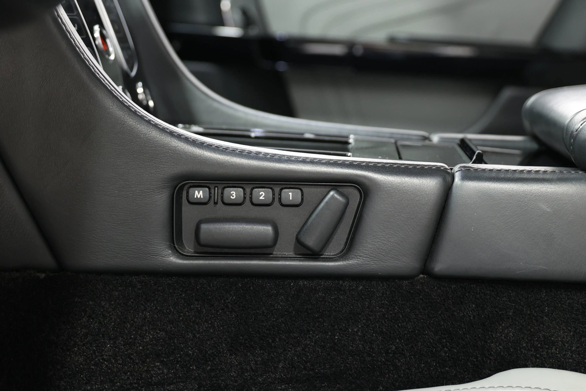 Used 2016 Aston Martin V8 Vantage S image 30