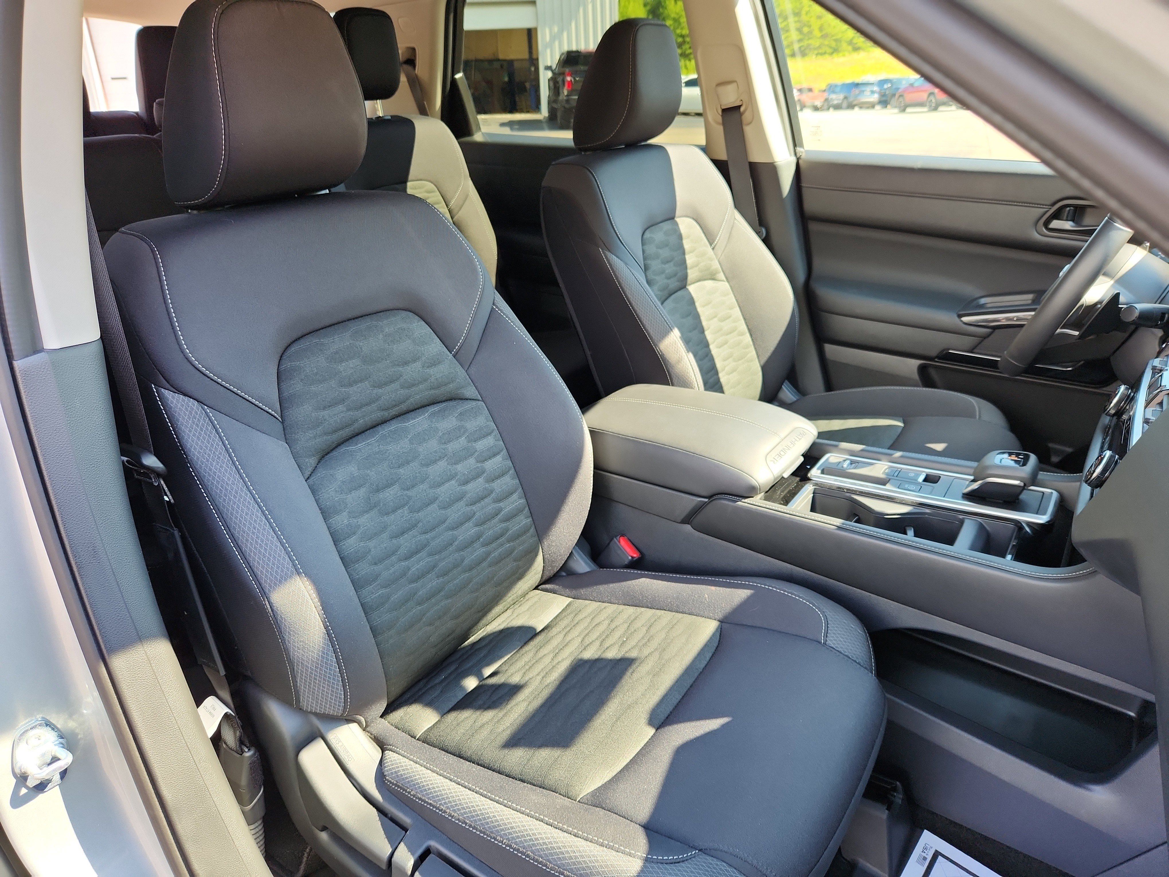 Used 2025 Nissan Pathfinder SV image 46