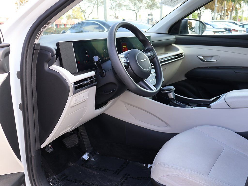 Used 2025 Hyundai Tucson SE image 24