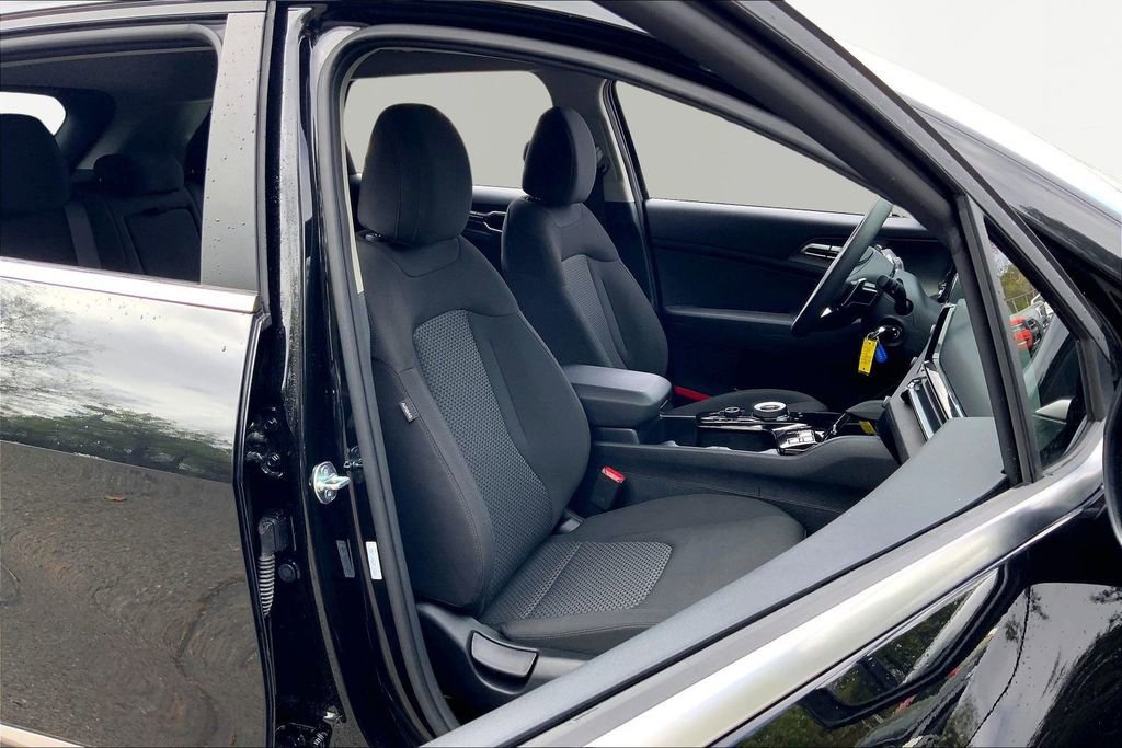 Used 2025 Kia Sportage LX image 19