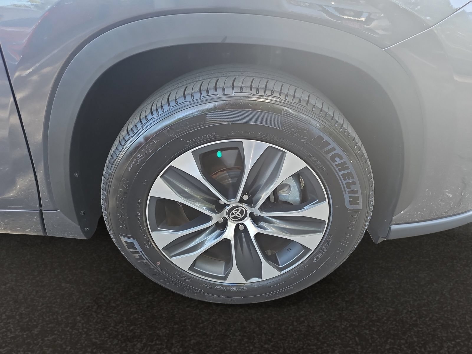 Used 2025 Toyota Highlander XLE FWD image 41