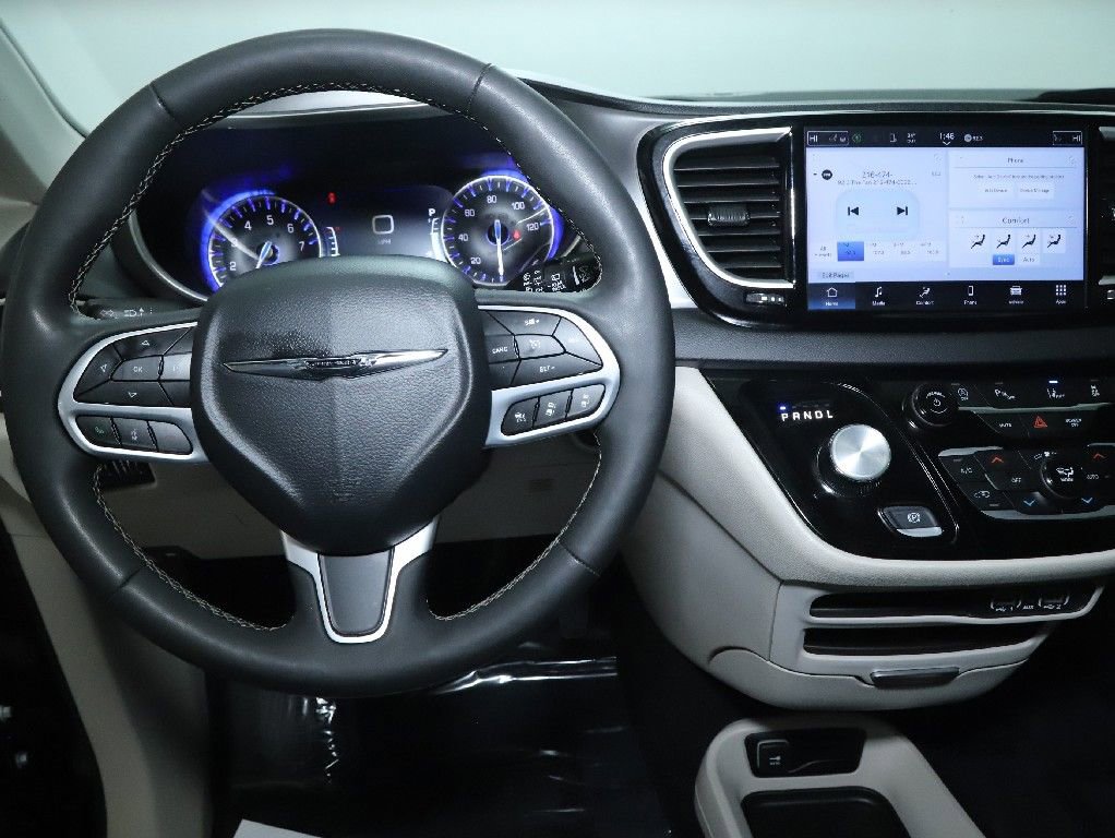 Used 2024 Chrysler Pacifica Touring-L image 28