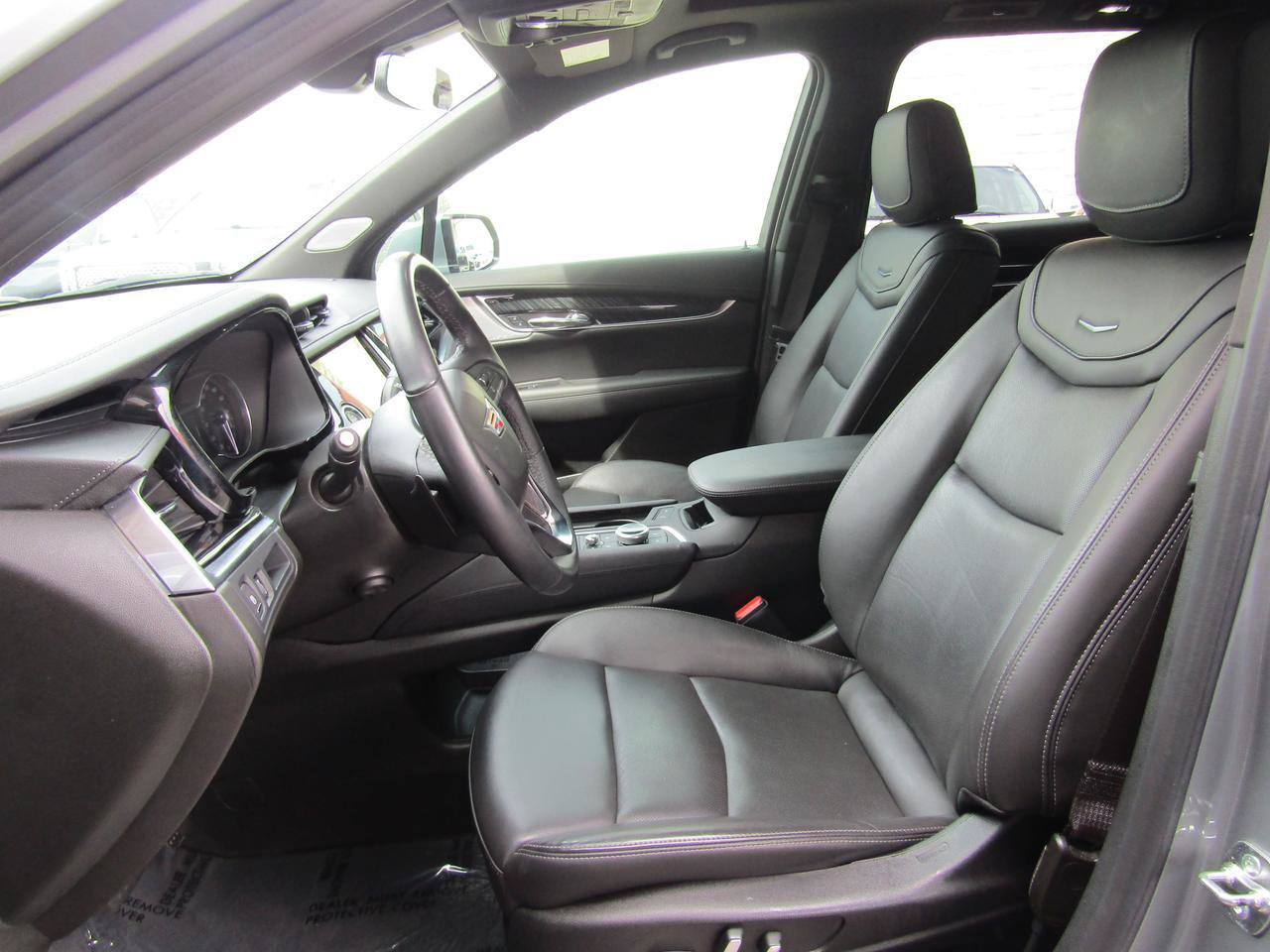 Used 2025 Cadillac XT6 Premium Luxury FWD image 9