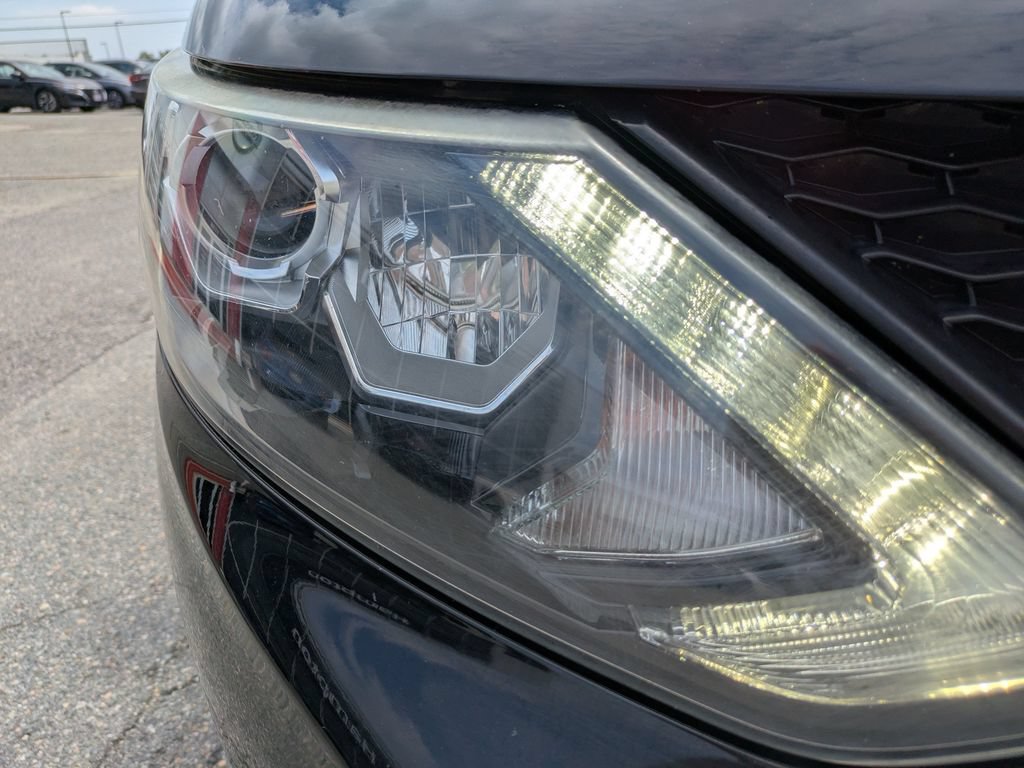 Used 2018 Nissan Rogue Sport SL w/ SL Premium Package FWD image 11