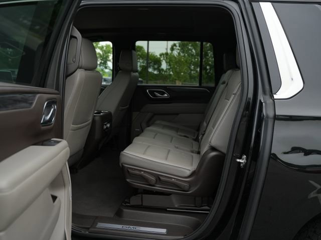 Used 2022 GMC Yukon XL SLT w/ SLT Premium Package AWD/4WD image 16