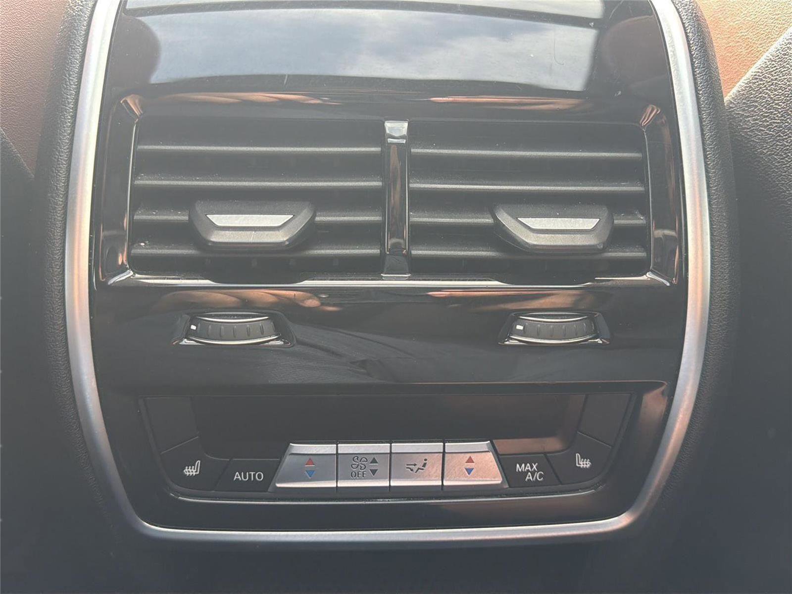 Used 2024 BMW X6 xDrive40i w/ Premium Package image 14