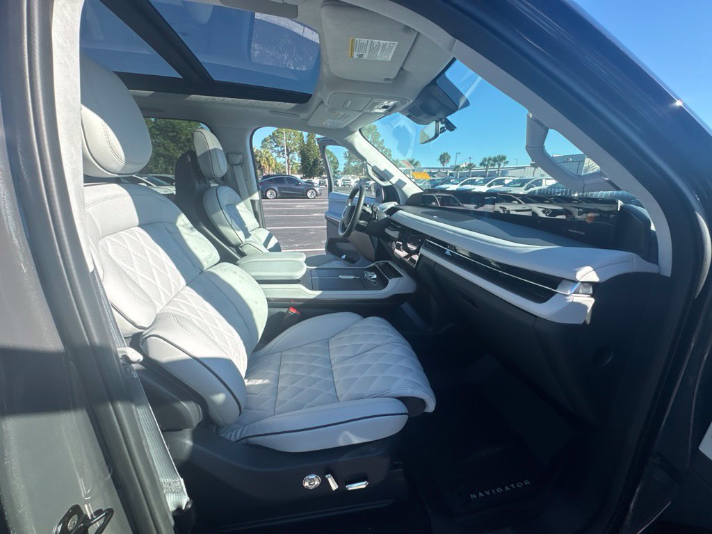 Used 2026 Lincoln Navigator Black Label w/ Black Label Special Edition AWD/4WD image 28