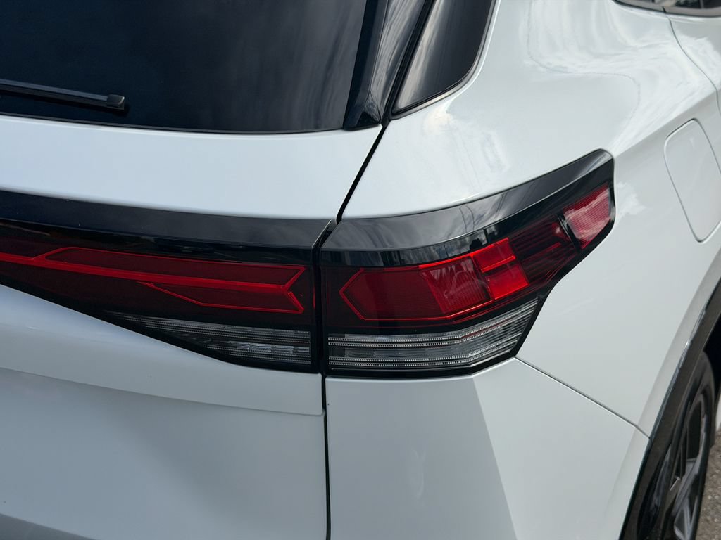 Certified 2026 Volkswagen Tiguan SE R-Line FWD image 8