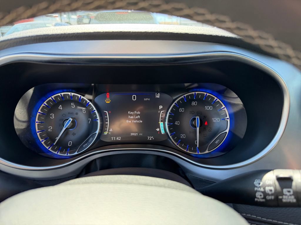 Used 2025 Chrysler Pacifica Limited FWD image 16