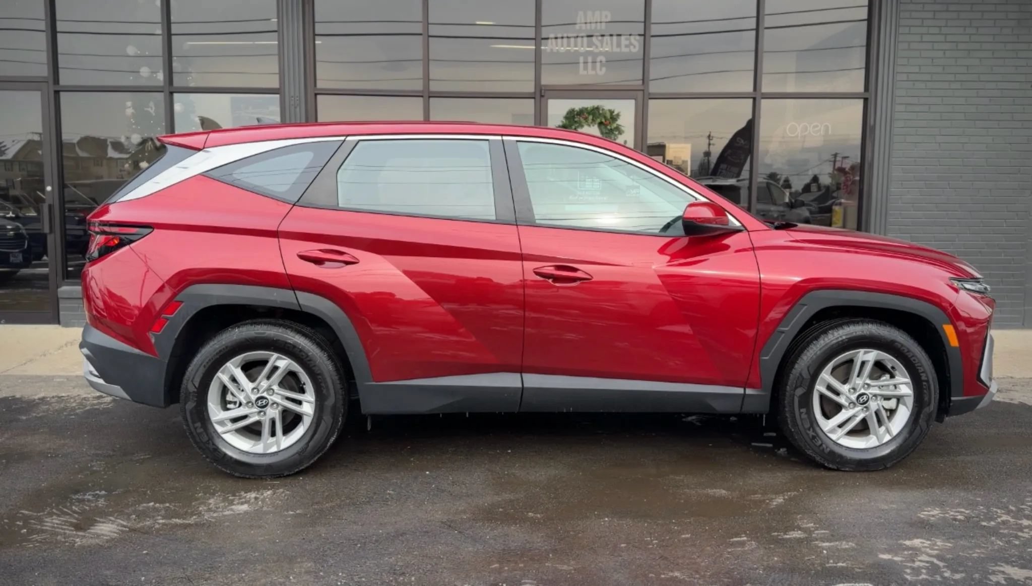 Used 2025 Hyundai Tucson SE FWD image 2