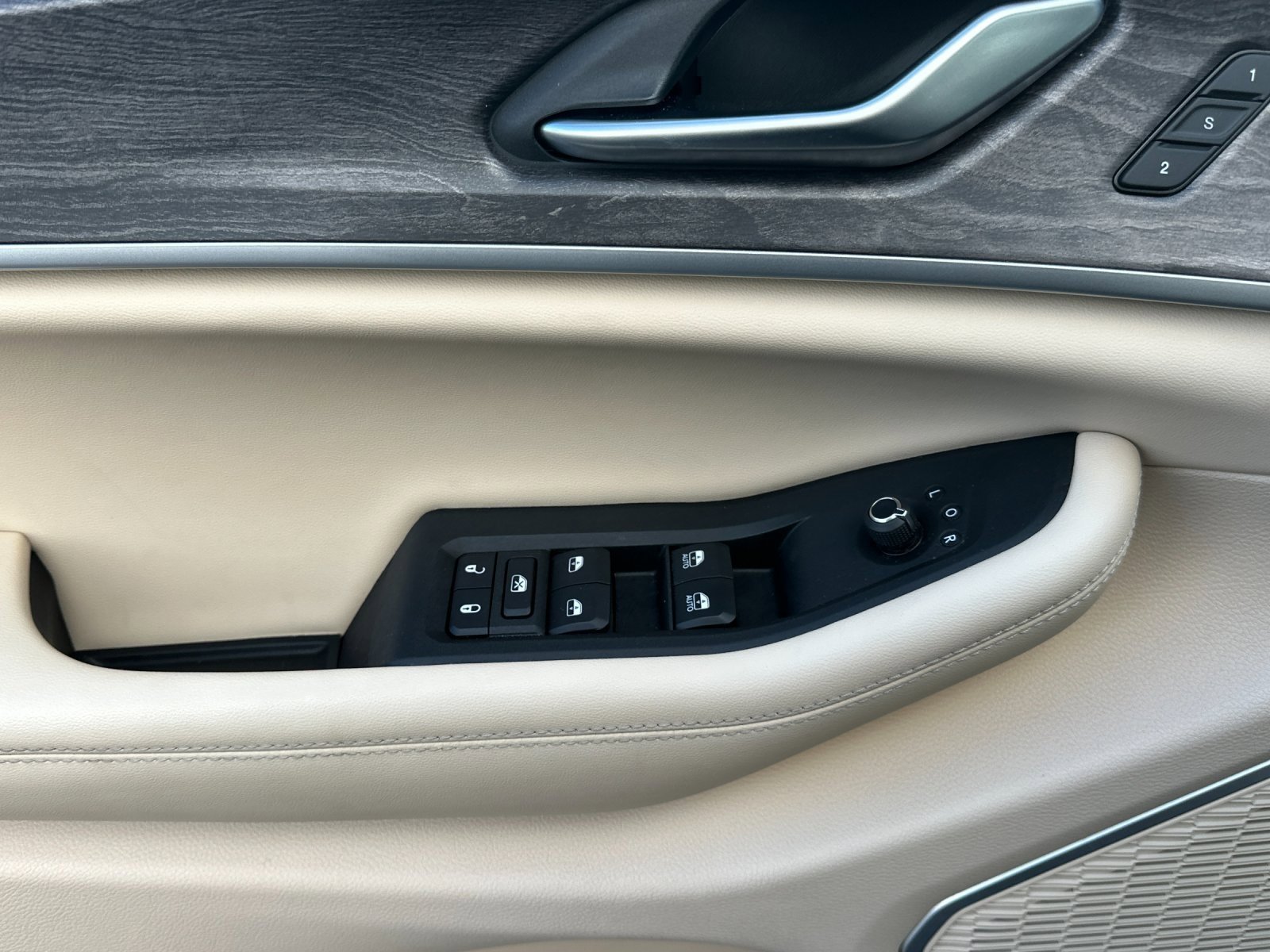 Used 2022 Jeep Grand Cherokee L Limited w/ Luxury Tech Group II image 11