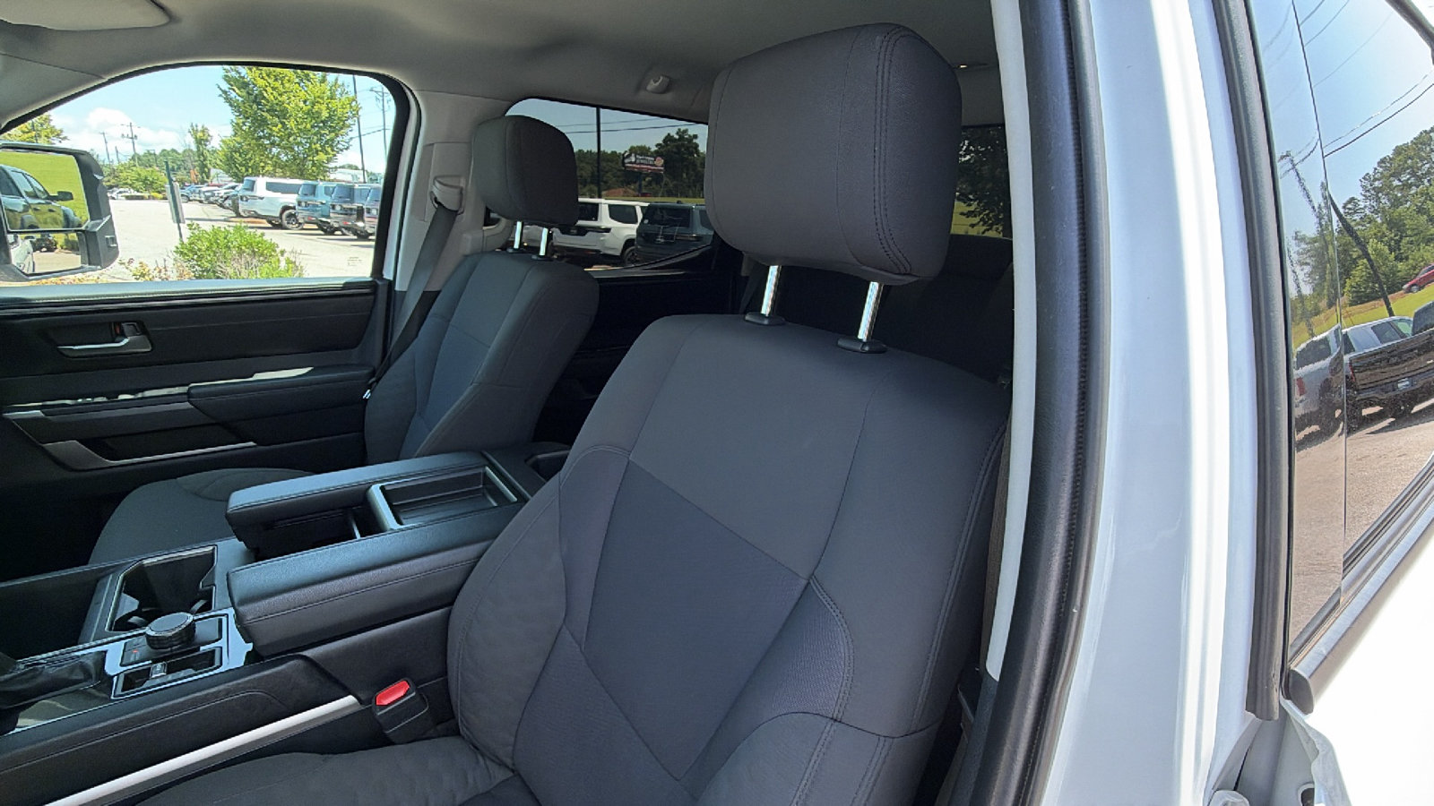 Used 2022 Toyota Tundra SR5 w/ SR5 Convenience Package AWD/4WD image 17