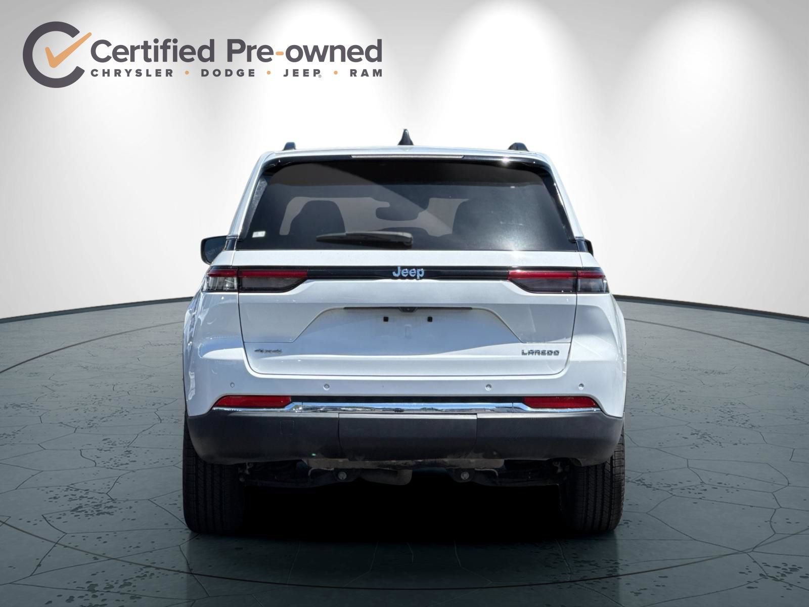 Used 2024 Jeep Grand Cherokee Laredo AWD/4WD image 5