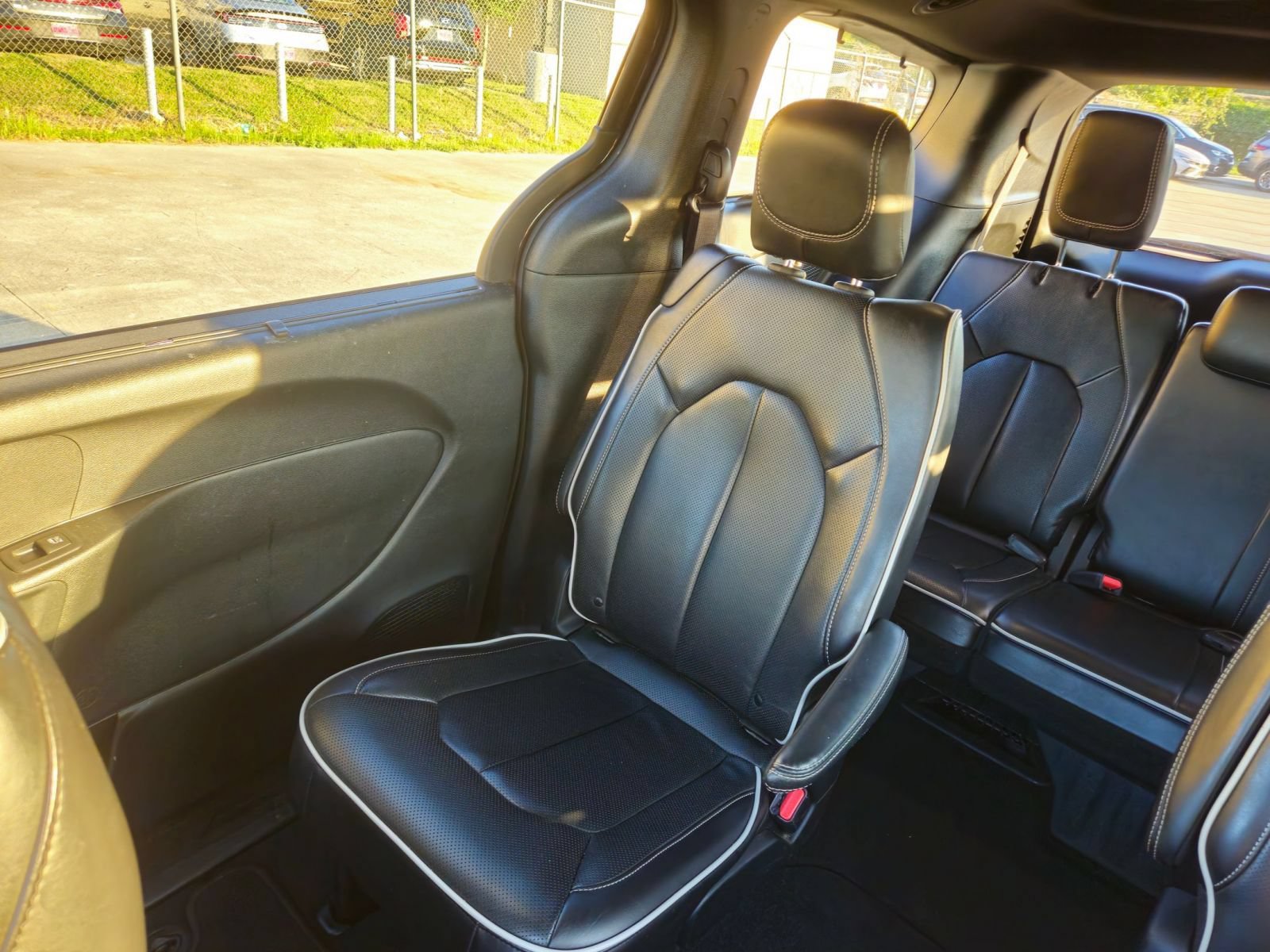Used 2025 Chrysler Pacifica Limited FWD image 6