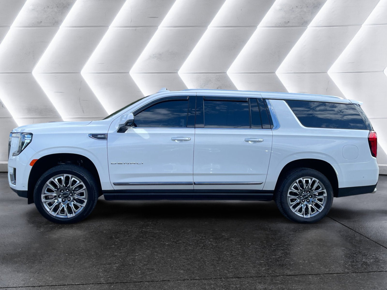 Used 2024 GMC Yukon XL Denali Ultimate AWD/4WD image 3