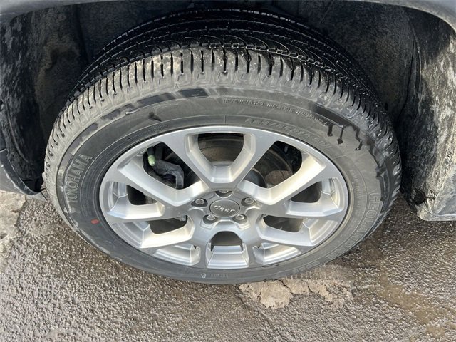 Used 2022 Jeep Compass Latitude w/ Sun and Sound Group image 12