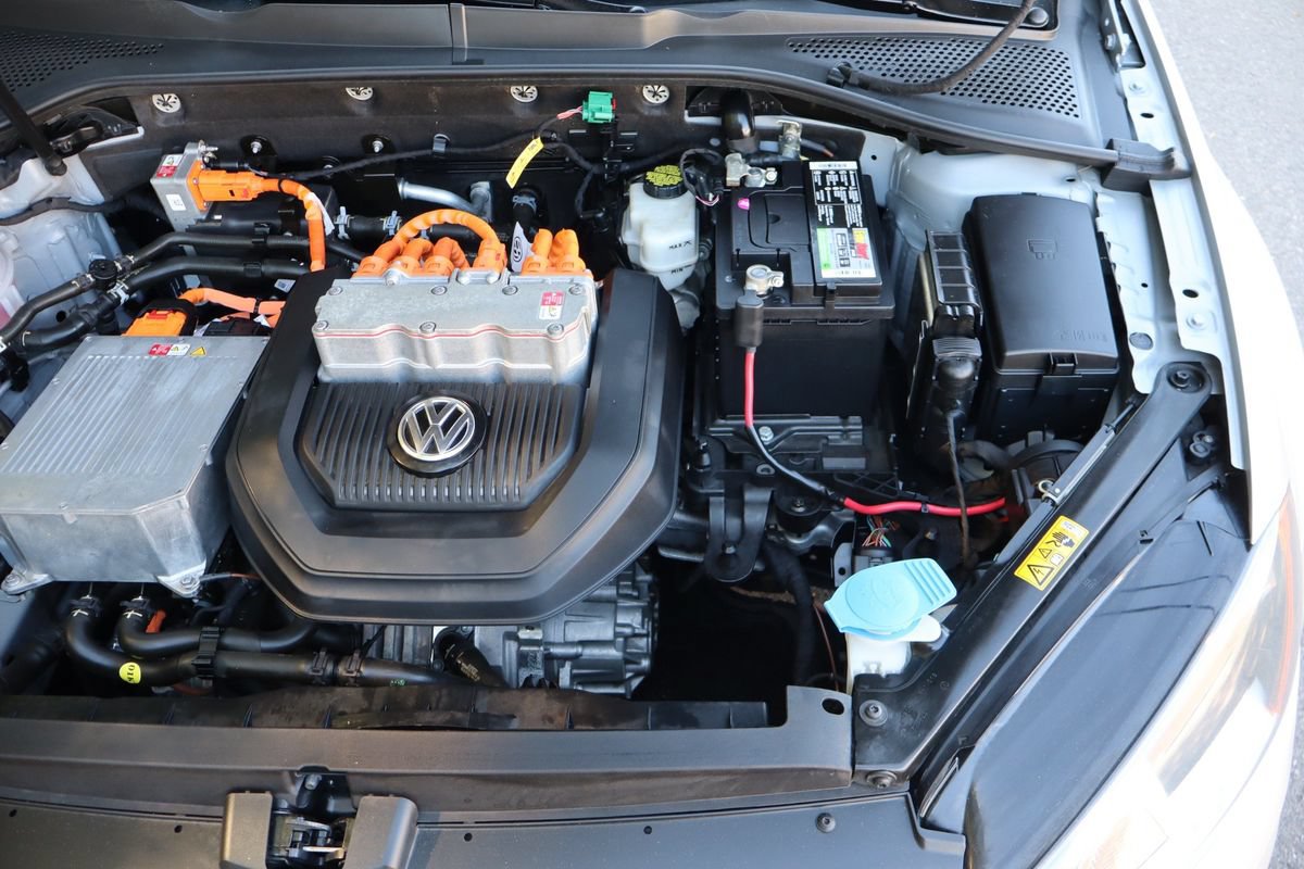 Used 2015 Volkswagen e-Golf Limited Edition FWD image 38