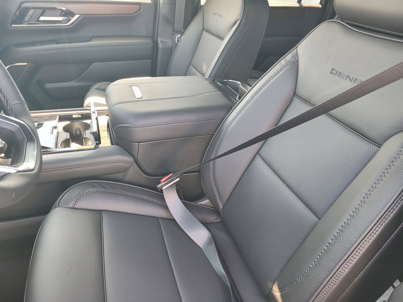 New 2026 GMC Yukon XL Denali w/ Advanced Technology Package AWD/4WD image 8