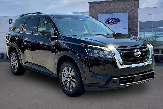 Used 2025 Nissan Pathfinder SV FWD image 1