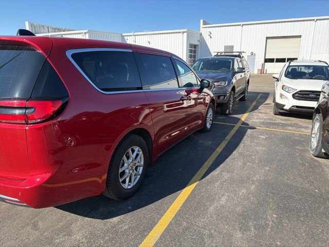 Used 2024 Chrysler Pacifica Touring-L FWD image 6