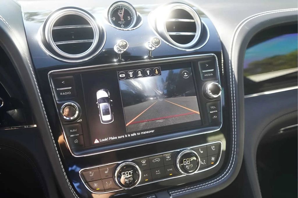 Used 2018 Bentley Bentayga image 13