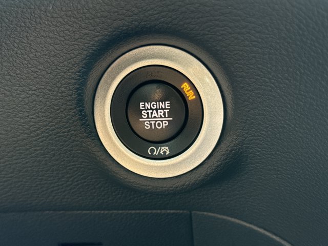 Used 2025 Chrysler Pacifica Limited FWD image 30