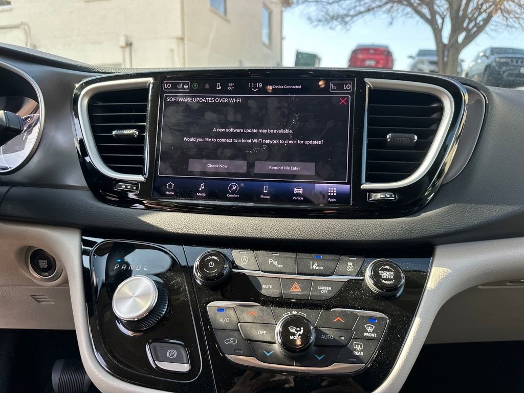 Used 2023 Chrysler Pacifica Touring-L image 15