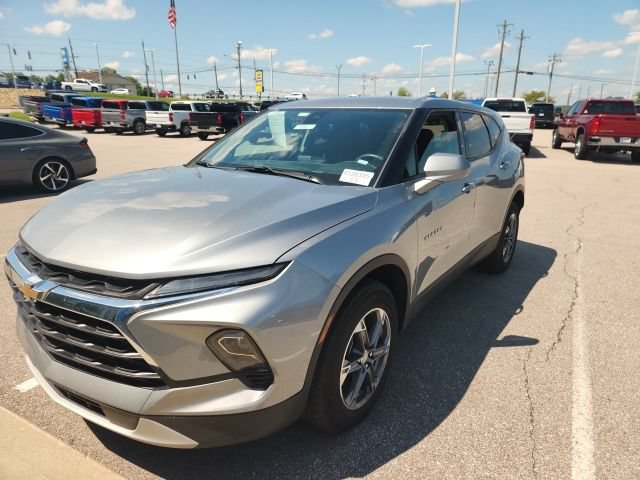 Used 2025 Chevrolet Blazer LT AWD/4WD image 2