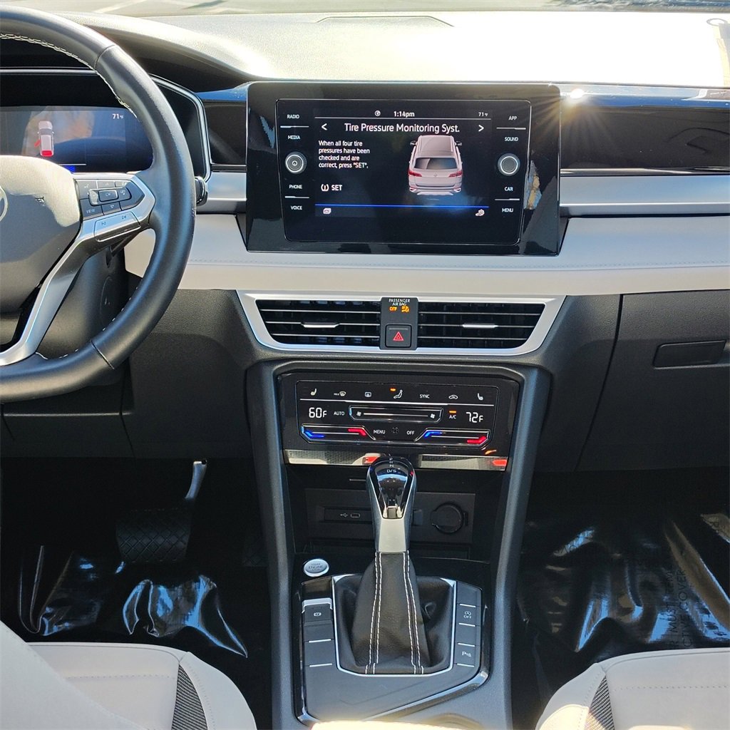 Certified 2025 Volkswagen Taos SE image 15