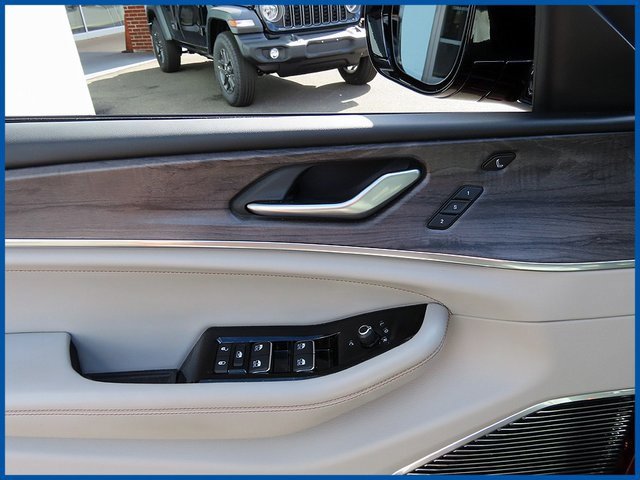 Used 2022 Jeep Grand Cherokee Overland w/ Luxury Tech Group IV image 12