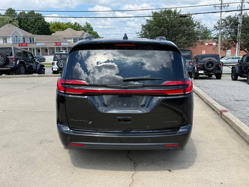 Used 2025 Chrysler Pacifica Limited FWD image 7