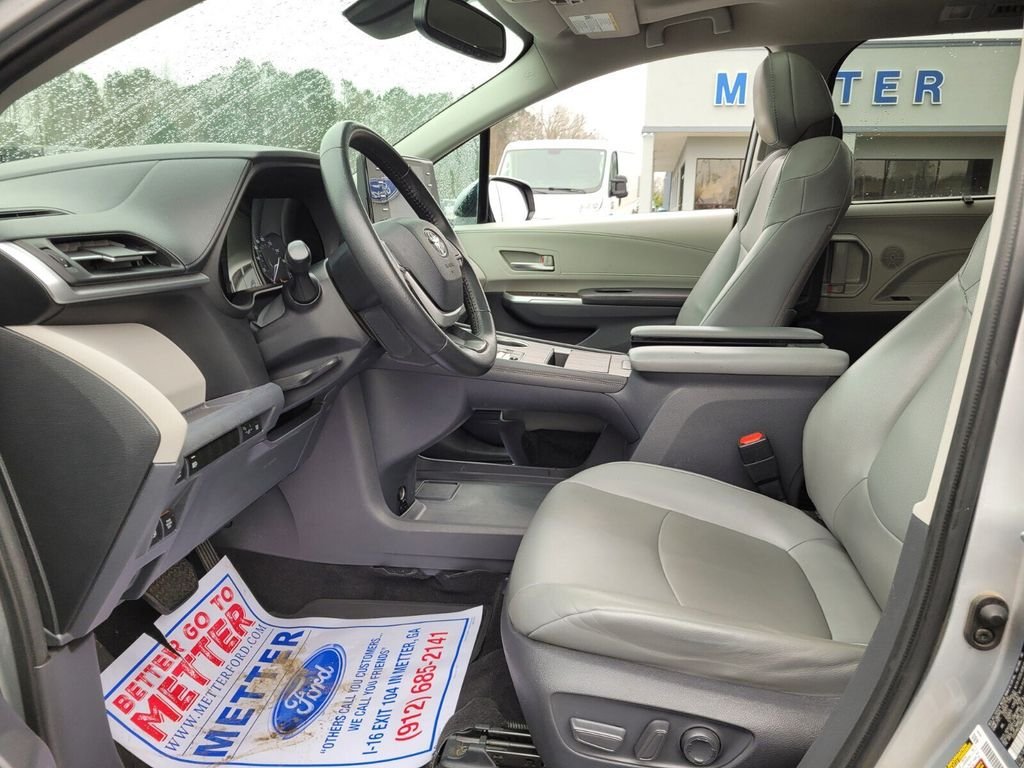 Used 2021 Toyota Sienna XLE FWD image 5