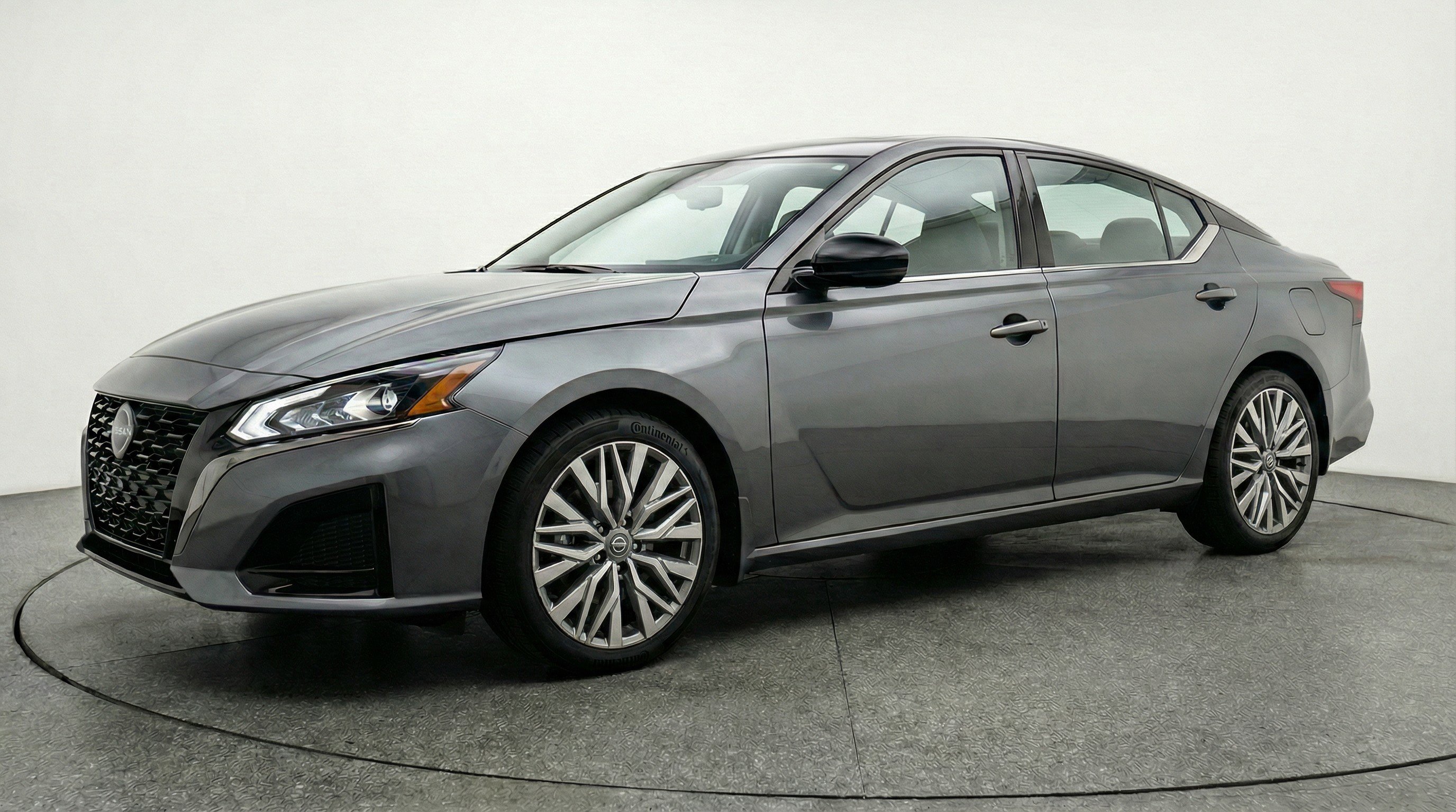 Used 2025 Nissan Altima 2.5 SV FWD image 3